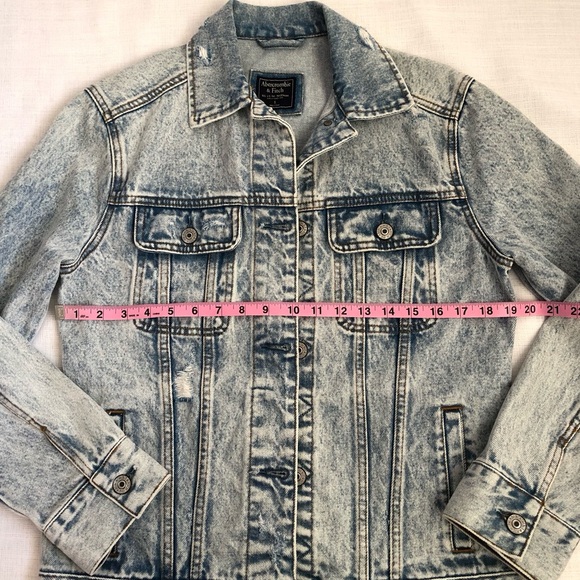 Abercrombie & Fitch Light Acid Wash Distressed Denim Jean Jacket Size Small - Picture 9 of 10